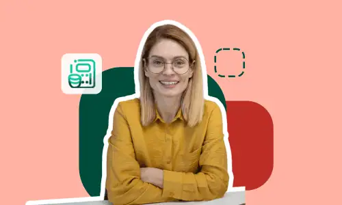 Femme souriante posant pour la photo