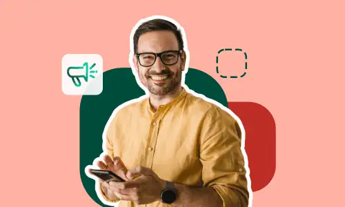 Homme souriant regardant l'objectif