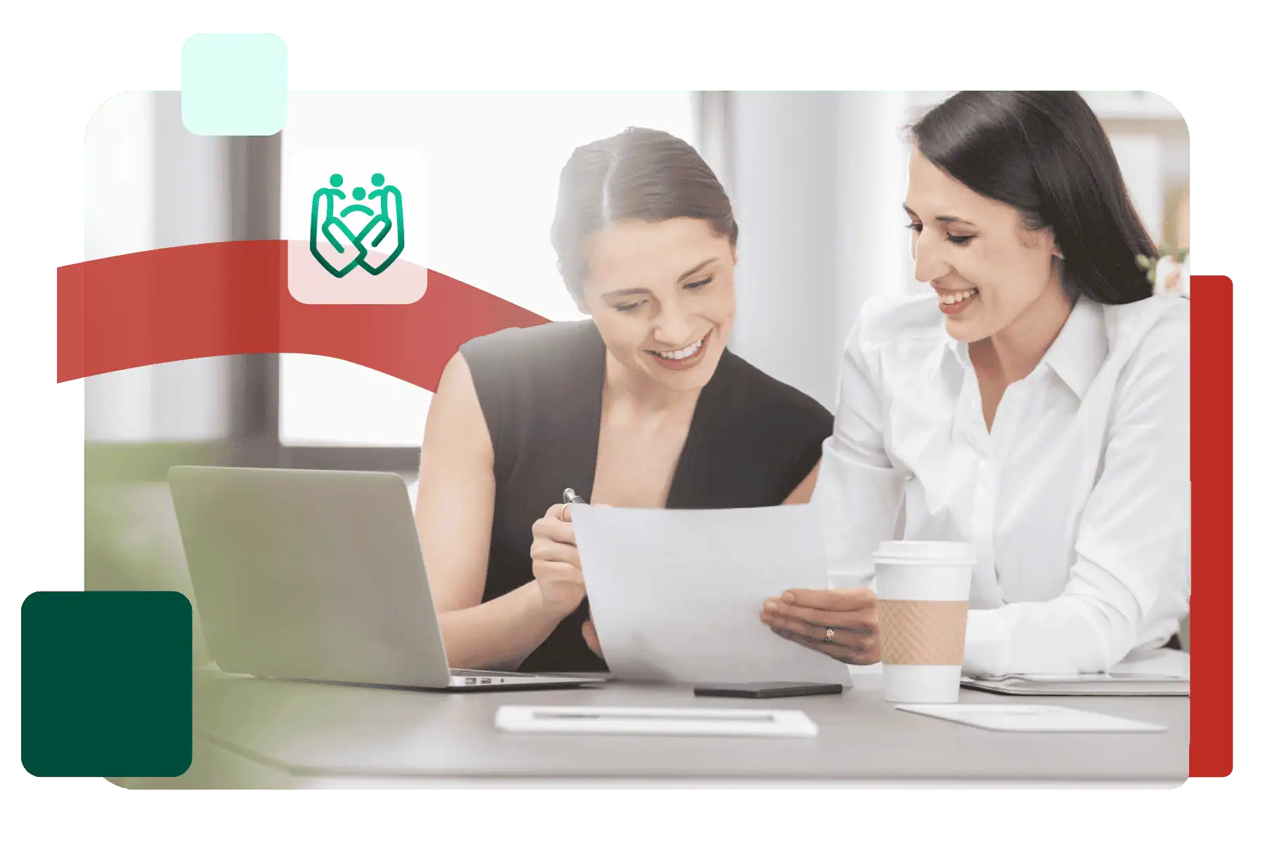 Deux femmes regardant un document