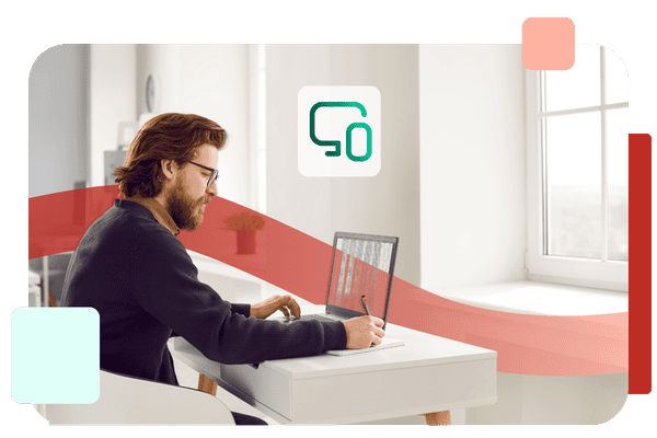 Un homme travaillant sur un ordinateur